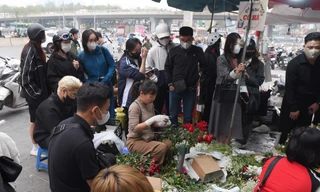 Giới trẻ xếp hàng cả tiếng mua hoa tặng mẹ, người yêu ngày 8/3