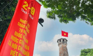 Đường phố Hà Nội rực rỡ cờ hoa chào mừng Quốc khánh 2/9