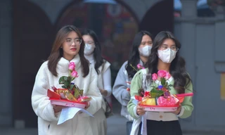 Cuối năm, giới trẻ đua nhau đi chùa cầu duyên 'thoát ế'