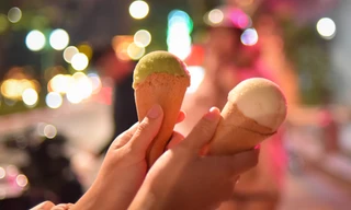 Rét 10 độ, giới trẻ Hà Nội xuống phố ăn kem, uống trà chanh thưởng thức tiết trời 'lạnh ngọt'