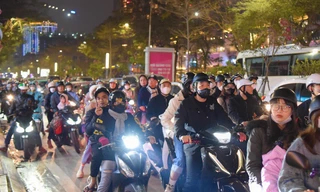 Người Hà Nội đổ xô ra đường xem trình diễn ánh sáng bằng drone tại hồ Tây