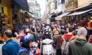 Phố cổ Hà Nội tấp nập người dân đi mua sắm Tết 