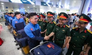 Đoàn quân nhân duyệt binh trên Quảng trường Đỏ về nước trong vòng tay đồng đội