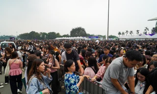 Biển người đổ về SVĐ Mỹ Đình xem show 'Anh trai say hi', giao thông ùn tắc