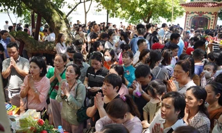 Chen chân lễ Phủ Tây Hồ trong ngày đầu tháng 'cô hồn'