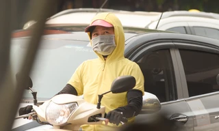 Người Hà Nội bịt kín mít chống nắng gắt đầu hè 