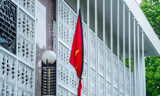 Cơ quan, công sở tại Hà Nội treo cờ rủ Quốc tang nguyên Chủ tịch nước Trần Đức Lương