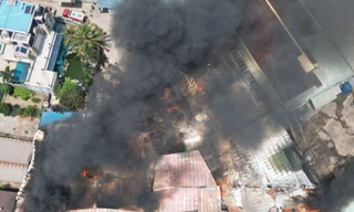 Cháy dữ dội xưởng gỗ, công nhân hò nhau chạy thoát thân