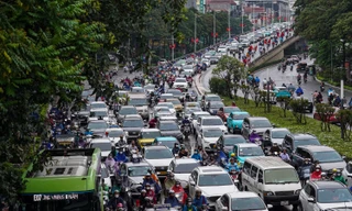 Mưa tầm tã, người Hà Nội chật vật nhiều giờ mới đến được công sở