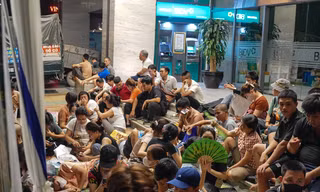 Ôm theo chăn chiếu, ngủ vỉa hè xuyên đêm giữ chỗ mua vàng 