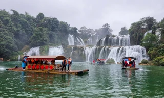 Hàng nghìn người đến thăm thác Bản Giốc dịp đầu Xuân