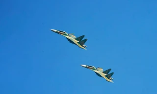 Ngắm tiêm kích Su-30MK2 và trực thăng Mi trong ngày tổng duyệt Triển lãm Quốc phòng quốc tế Việt Nam 2024