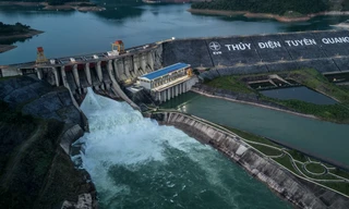 Cận cảnh dòng nước cuồn cuộn từ nhà máy Thủy điện Tuyên Quang xả lũ