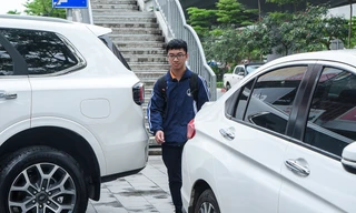 Hà Nội: Vỉa hè thành bãi đỗ, xe sang tranh chỗ người đi bộ