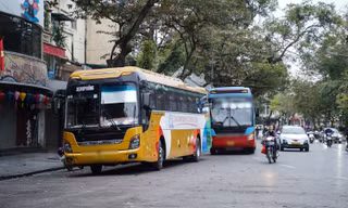 Xe trên 16 chỗ vẫn nườm nượp ra vào phố cổ, Hồ Gươm trong khung giờ cấm 