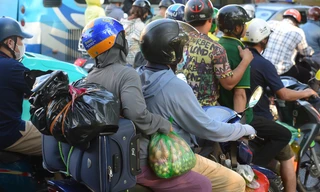 Người dân 'tay xách nách mang' rời Thủ đô nghỉ lễ, các ngả đường cửa ngõ Hà Nội ùn tắc