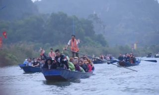 Người lái đò mặc áo phản quang chở khách trẩy hội chùa Hương 