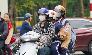 Người Hà Nội chật vật 'vượt' ùn tắc, gió lạnh đến công sở