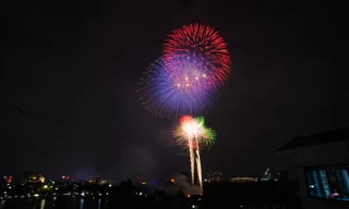 Pháo hoa thắp sáng bầu trời Hà Nội chào mừng ngày non sông thống nhất