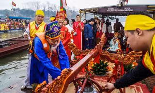 Độc đáo lễ rước nước giữa sông Hồng ở làng gốm cổ