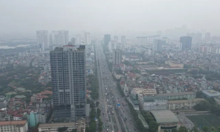Gần trưa, bầu trời Hà Nội vẫn mù mịt sương