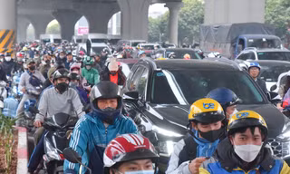 Dòng người ùn ùn rời Hà Nội, TPHCM về quê nghỉ Tết Dương lịch 
