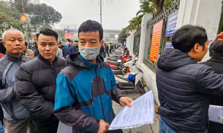 Đông nghịt người xếp hàng dưới trời rét căm căm đổi bằng lái xe