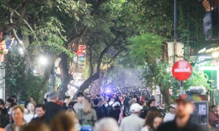 Đêm Noel, mọi ngả đường đổ về Nhà thờ Lớn, phố đi bộ Hồ Gươm tắc nghẽn