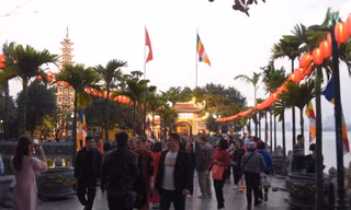 Chiều Mùng 3 Tết, người dân nô nức lễ chùa Trấn Quốc, đường Thanh Niên kẹt cứng