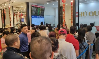 Người Hà Nội chen chúc đi mua vàng