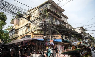 Cáp điện, viễn thông giăng 'mạng nhện' trên phố Hà Nội