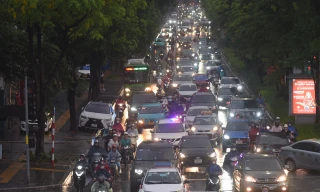 Mưa lớn giờ tan tầm, đường phố kẹt cứng, người Hà Nội loay hoay tìm lối về nhà