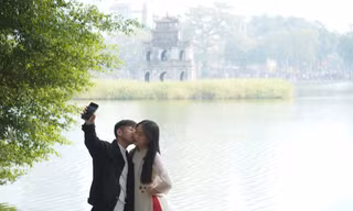 Người dân Hà Nội thảnh thơi dạo chơi, ngắm cảnh trong ngày đầu năm mới