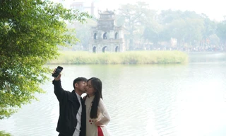 Người dân Hà Nội thảnh thơi dạo chơi, ngắm cảnh trong ngày đầu năm mới