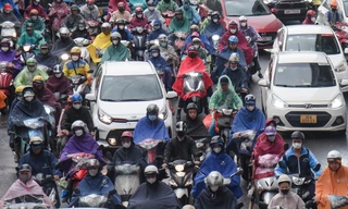 Người Hà Nội vất vả đi làm ngày đầu tuần vì mưa phùn, đường phố ùn tắc