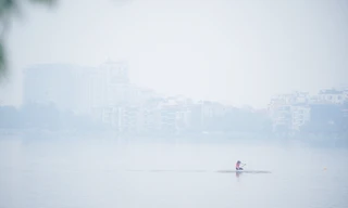 Không khí lạnh tràn về, 9 giờ sáng trời Hà Nội vẫn mịt mù sương trắng