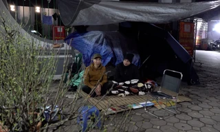 Trải lòng của tiểu thương đốt lửa, dựng lều thức xuyên đêm trông đào Tết