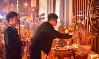 0h mùng 1 âm lịch tháng Chạp, người dân chen chân vái vọng tại Phủ Tây Hồ