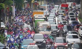 Hà Nội mưa từ đêm đến sáng, xe ùn tắc mọi ngả đường, người dân chật vật tìm đường tới công sở