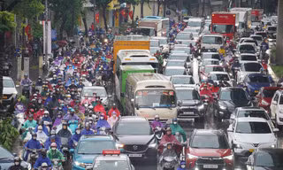 Hà Nội mưa từ đêm đến sáng, xe ùn tắc mọi ngả đường, người dân chật vật tìm đường tới công sở