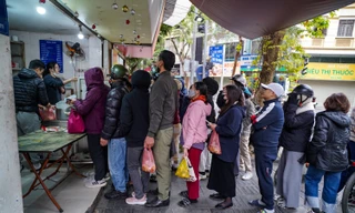 Người Hà Nội xếp hàng từ 5h sáng mua bánh trôi, bánh chay ngày Tết Hàn thực