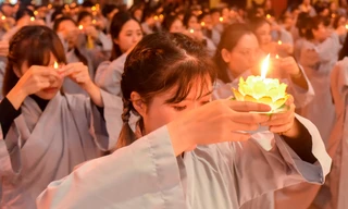 Lung linh đêm hội hoa đăng kính mừng ngày Đức Thích Ca thành đạo tại chùa Bằng