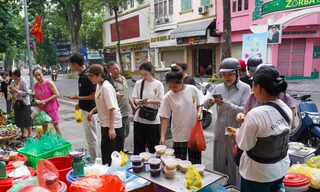 Người dân dậy từ 5h sáng, tất bật mua rượu nếp ‘diệt sâu bọ’ ngày Tết Đoan Ngọ