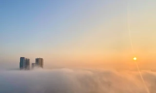 Gần trưa, bầu trời Hà Nội vẫn mịt mù bụi mịn