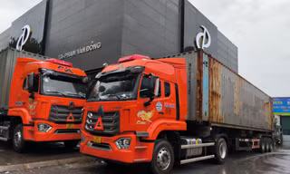Người Hà Nội dùng bao cát gia cố nhà cửa, chi tiền thuê xe container ngăn gió, chống bão Yagi