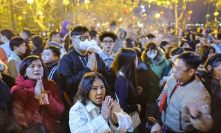 Chen chân đi lễ Phủ Tây Hồ trong ngày đầu năm mới