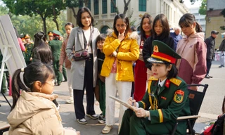 Chiến sĩ chơi nhạc, vẽ tranh tặng người dân Thủ đô nhân ngày 22/12