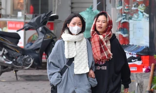 Không khí lạnh đổ bộ, người Hà Nội mặc áo ấm, quàng khăn kín mít ra đường