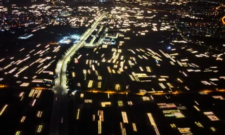 Thủ phủ hoa Tây Tựu chong đèn xuyên đêm, ép hoa 'thức' kịp vụ Tết