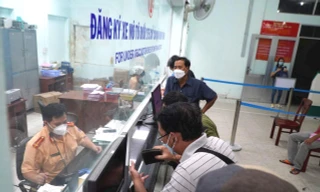 Chủ xe 'chạy nước rút' đổi biển vàng, CSGT tăng ca làm việc tới đêm